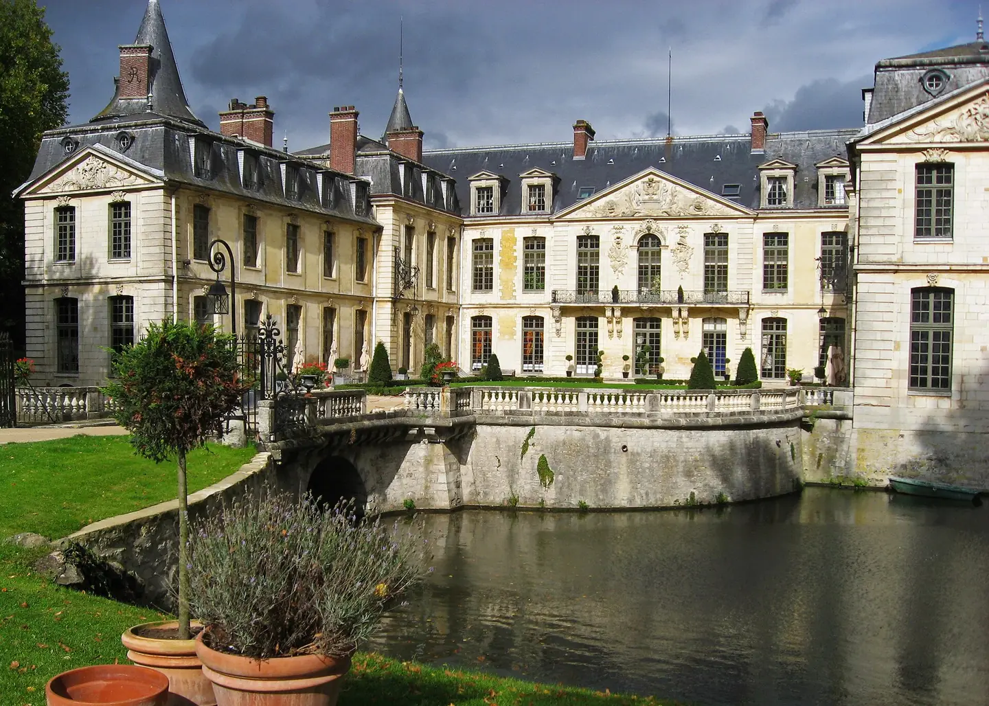 Château d'Ermenonville au bord de ses douves